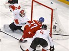 eský hokejista Martin Rika skóruje v utkání o olympijský bronz proti...