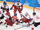 eský gólman Pavel Francouz zasahuje v utkání o olympijský bronz proti Kanad....