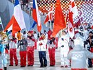 Ester Ledecká nese eskou vlajku pi slavnostním zakonení zimních olympijských...