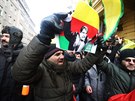 Demonstranti slaví ped mstským soudem v Praze proputní kurdského pedáka...