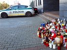 Sloventí policisté hlídkují ped bratislavským vstupem do redakce...
