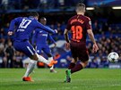 Eden Hazard z Chelsea stílí v zápase proti Barcelon. Stínuje ho Jordi Alba.