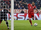 Arturo Vidal z Bayernu Mnichov zakonuje v utkání Ligy mistr proti Besiktasi.