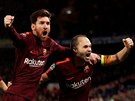 Radost fotbalist Barcelony Lionela Messiho a Andrése Iniesty v utkání Ligy...