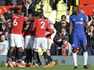 Fotbalisté Manchesteru United se radují z gólu v zápase anglické ligy proti...