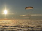 Návratový modul kosmické lodi Sojuz pi návratu zpt na Zemi