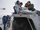 Pozemní personál pomáhá americkému astronautovi Joe Acabovi po pistání modulu...