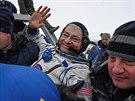 Americký astronaut Mark Vande Hei po pistání modulu kosmické lodi Sojuz