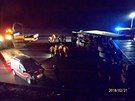 Kamion se v noci pevrtil na dlnici D5 u Plzn, narazilo do nj osobn auto....