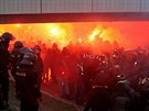 Skandujc fanouci Partizanu Blehrad proli s policejnm doprovodem z centra...