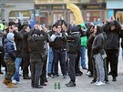 Skandujc fanouci Partizanu Blehrad proli s policejnm doprovodem z nmst...