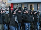Skandující fanouci Partizanu Blehrad proli s policejním doprovodem z námstí...