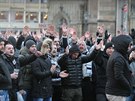 Skandující fanouci Partizanu Blehrad proli s policejním doprovodem z námstí...