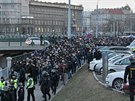 Skandující fandové Partizanu Blehrad proli s policejním doprovodem z...