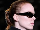 Nový vlasový trend z newyorského týdne módy: uhlazené vlasy staené skipcem