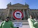 Zelení aktivisté před budovou Spolkového správního soudu v Lipsku. Ten v úterý...