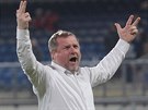 Plzeský trenér Pavel Vrba slaví s fanouky postup do osmifinále Evropské ligy.