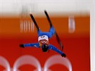 V BRATROV KOMBINÉZE. Jonathan Lillis bhem olympijského závodu v akrobatických...