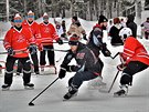 T�m ���rsk�ch hokejist� Star� pu�ky (v �erven�m) na mistrovstv� sv�ta v...