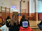 Studenti praského gymnázia Na Zatlance sledují semifinálové utkání v hokeji...