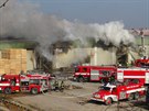 V are�lu mraz�rny v Mochov� zasahovalo na dv� stovky hasi��