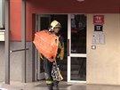 Muž v Praze 10 spadl do výtahové šachty. Vytahovat ho museli hasiči pomocí lan