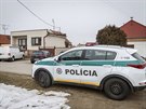Policejní vůz u domu, v němž žil zavražděný slovenský novinář Ján Kuciak. (27....