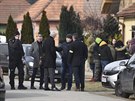 Policisté a dalí lidé ped Kuciakovým domem ve Veké Mai. (27. února. 2018)