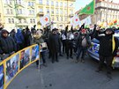 Zhruba dv stovky podporovatel zadreného kurdského politika pili 26. února...