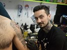 Tatér Jan Mikulec vlastní tetovací studie Jungle Tattoo ve Vsetíně.