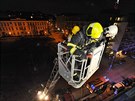 Pražští hasiči zasahovali u požáru na balkoně bytovky na Žižkově. (23.2.2018)