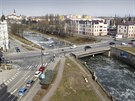 Pohled na jeden z klovch most pro olomouckou dopravu v Komenskho ulici, po...