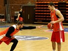 Martin Kí (vlevo) se protahuje na tréninku basketbalové reprezentace, sleduje...