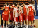 etí basketbalisté bhem tréninku na svtovou kvalifikaci.