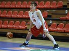 Ondej Sehnal se protahuje na tréninku eských basketbalist ped svtovou...