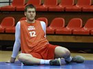 Martin Peterka se protahuje na tréninku eských basketbalist ped svtovou...