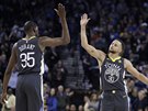 Kevin Durant a Stephen Curry z Golden State oslavují trefu proti LA Clippers.