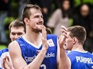 etí basketbalisté slaví výhru v Bulharsku, v popedí Ondej Balvín.