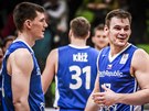 etí basketbalisté slaví výhru v Bulharsku, Jaromír Bohaík (vpravo) a Pavel...
