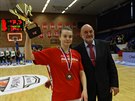 Nymburská kapitánka Alena Huková s trofejí pro bronzový tým eského poháru...