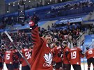 Kanadtí hokejisté slaví postup do semifinále olympijského turnaje. V popedí...