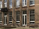 Dm stojí v rotterdamské pedválené tvrti Nieuwe Weste.