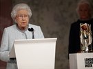 Královna Albta II. pedávala na londýnském týdnu módy cenu (Londýn, 20. února...