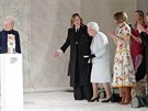 Královna Albta II. pedávala na londýnském týdnu módy cenu (Londýn, 20. února...
