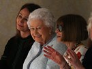 Královna Albta II. na londýnském týdnu módy na pehlídce Richarda Quinna...