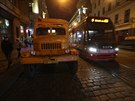 Prasklá kolejnice zkomplikovala dopravu v centru Prahy, linky jezdí odklonem.