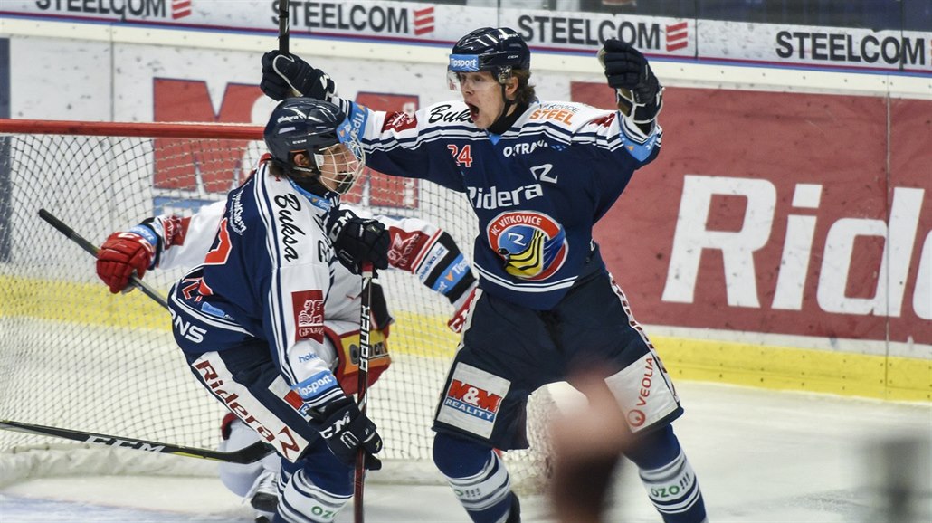 Vítkovi�tí Jaromír Pytlík (vlevo) a Tomá� Jáchym se radují z gólu v síti Hradce.