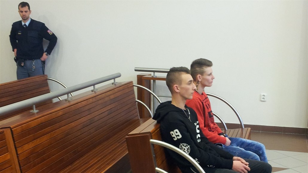 Rudolf Knopp (v �erné mikin�) dostal u soudu souhrnný trest t�i a p�l roku...