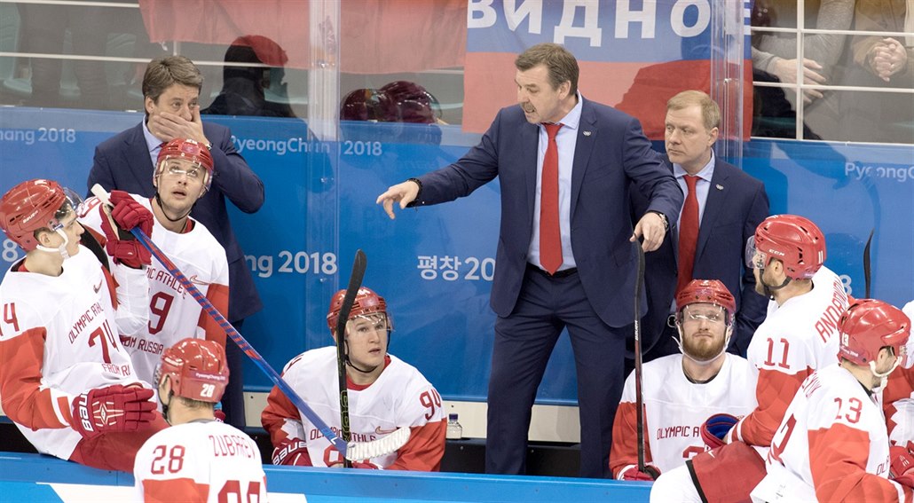 Trenér ruských hokejist� Oleg Znarok v olympijském semifinále proti �esku. (23....