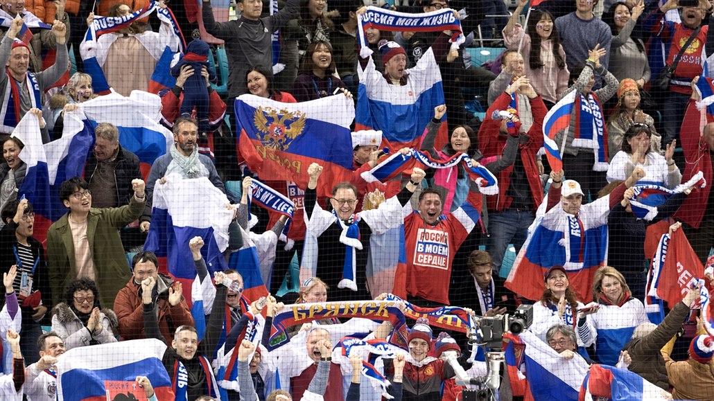 Ruští fanoušci při olympijském semifinále proti Česku. (23. února 2018)